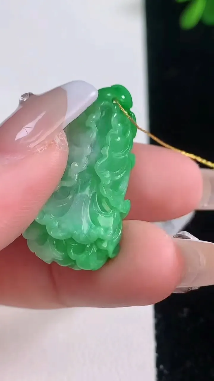 天然A货翡翠白菜吊坠，尺寸31.7-16-10.8，重量:7.77g
12月21日
