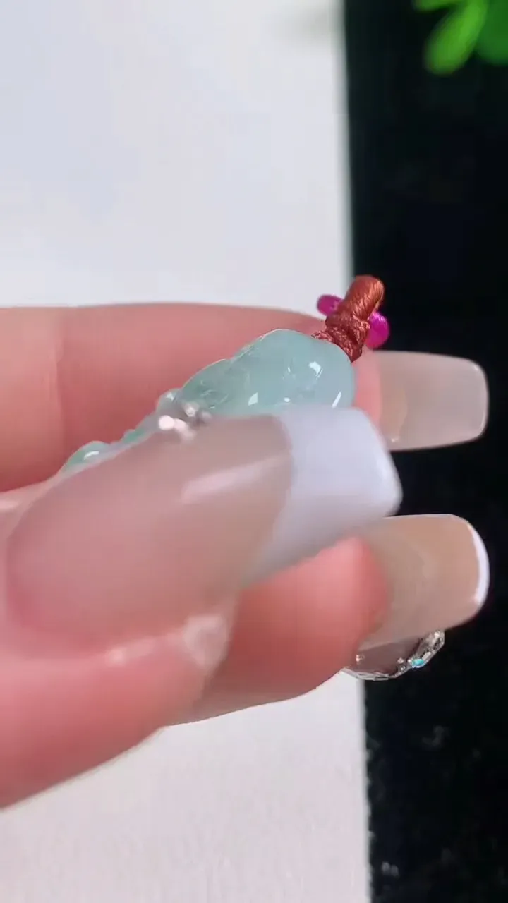 天然A货翡翠佛公吊坠，尺寸25.8-22.6-5.3，重量:5.41g
12月21日