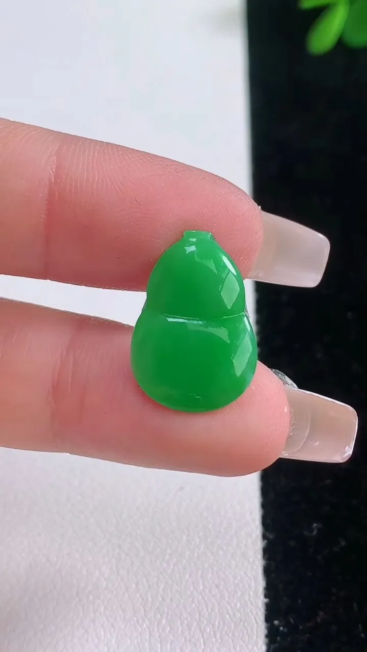 天然A货翡翠葫芦镶嵌件，尺寸18.4-12.8-2.6，重量:1.09g
12月21日