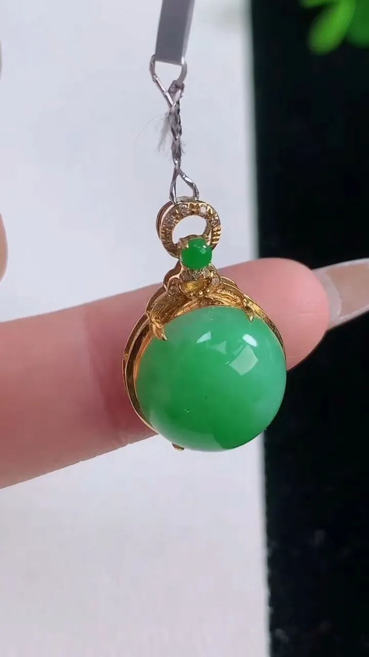 天然A货翡翠蛋面吊坠，尺寸22-14-8.1，裸石12.5重量:2.78g
12月21日