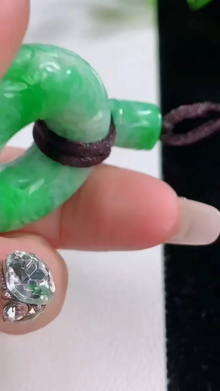 天然A货翡翠雕花平安环吊坠，尺寸32.3-11，重:22.13g
12月21日