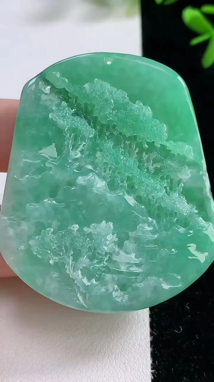 天然A货翡翠山水牌吊坠，尺寸55-46-12，重:54.33g
12月21日