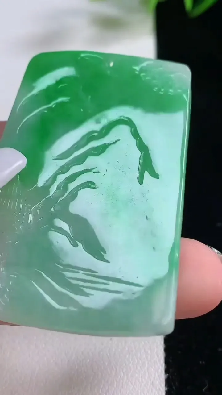 天然A货翡翠山水牌吊坠，尺寸53-36-5，重:28.34g
12月22日