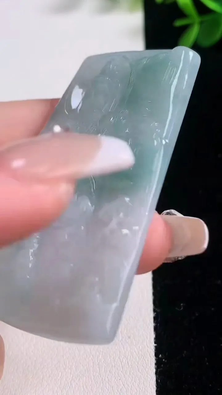 天然A货翡翠飘花山水大势至菩萨吊坠，尺寸62.3-42.7-5.1，重量:30.16g
12月21日