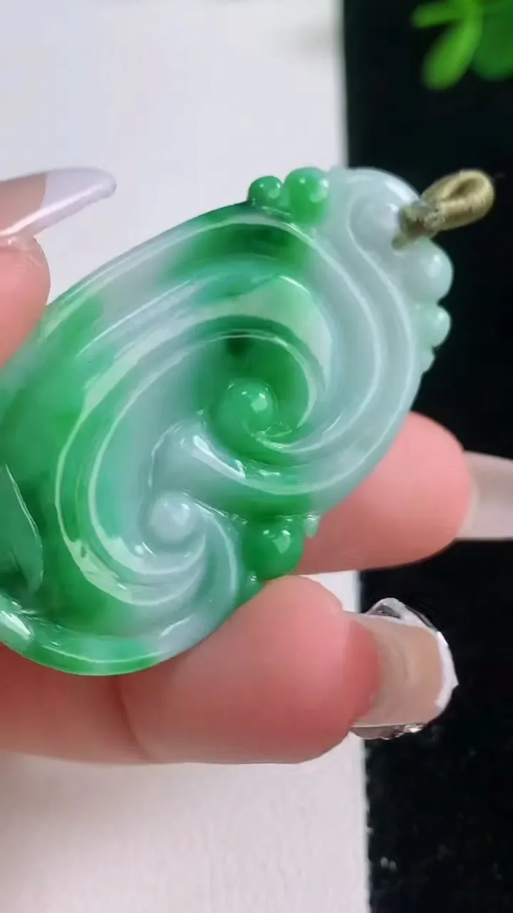 天然A货翡翠如意吊坠，尺寸46-25.8-6，重量:13.38g
12月21日