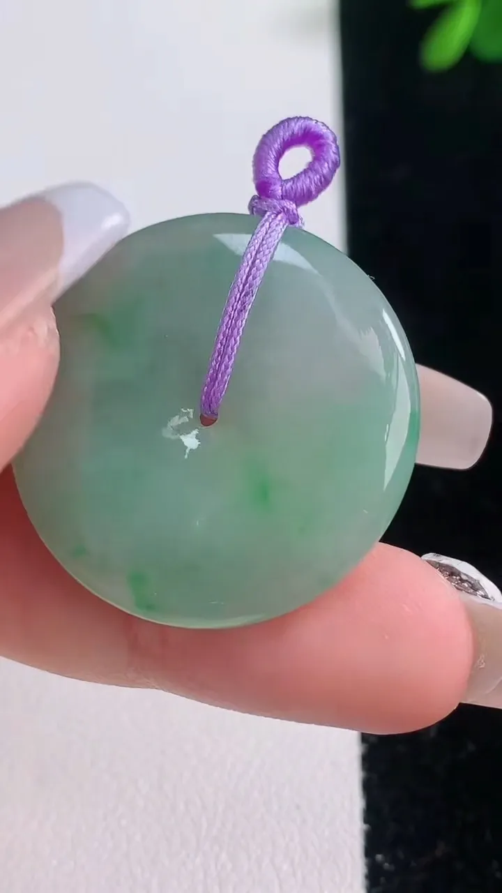 天然A货翡翠平安扣吊坠，尺寸30-5.2，重量:10.29g
12月21日