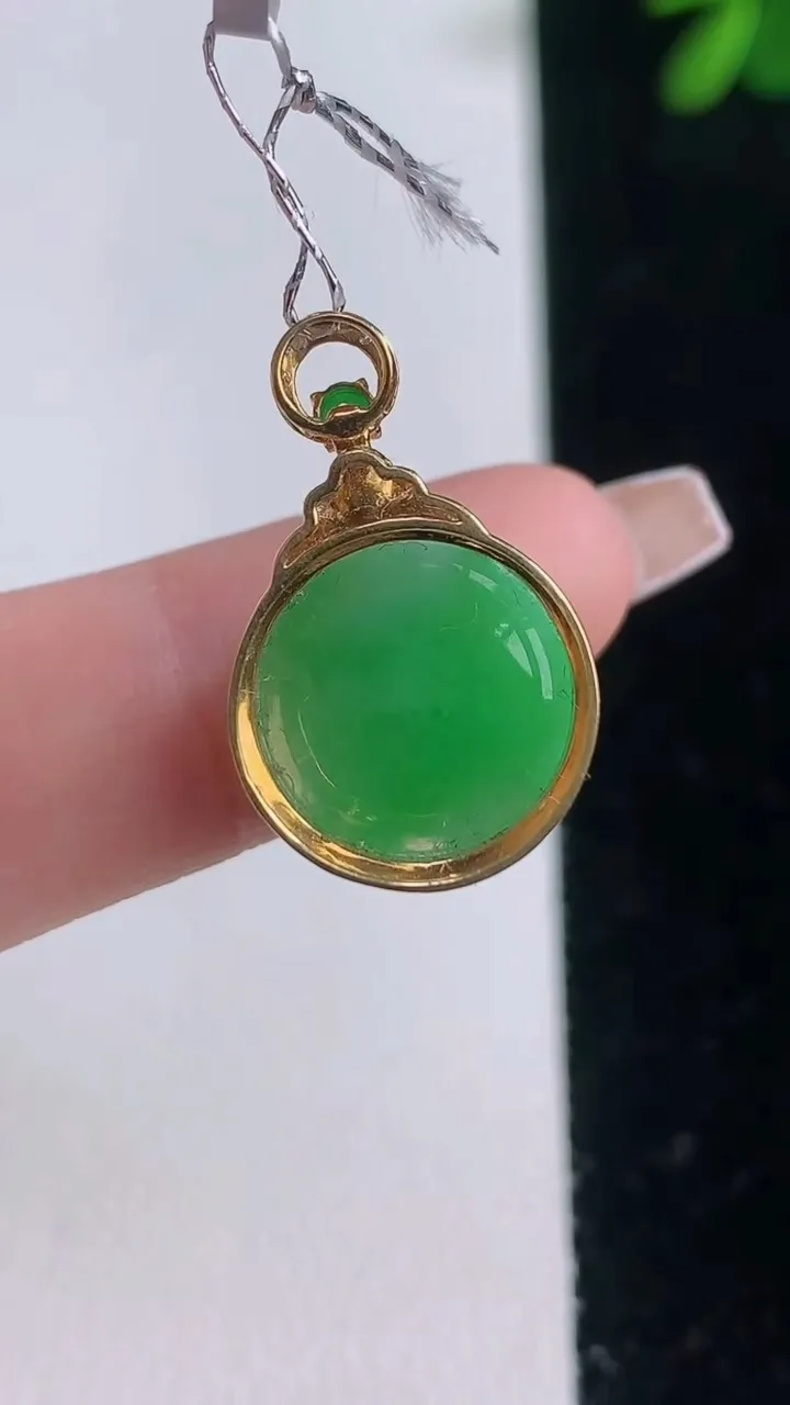 天然A货翡翠蛋面吊坠，尺寸22-14-8.1，裸石12.5重量:2.78g
12月21日