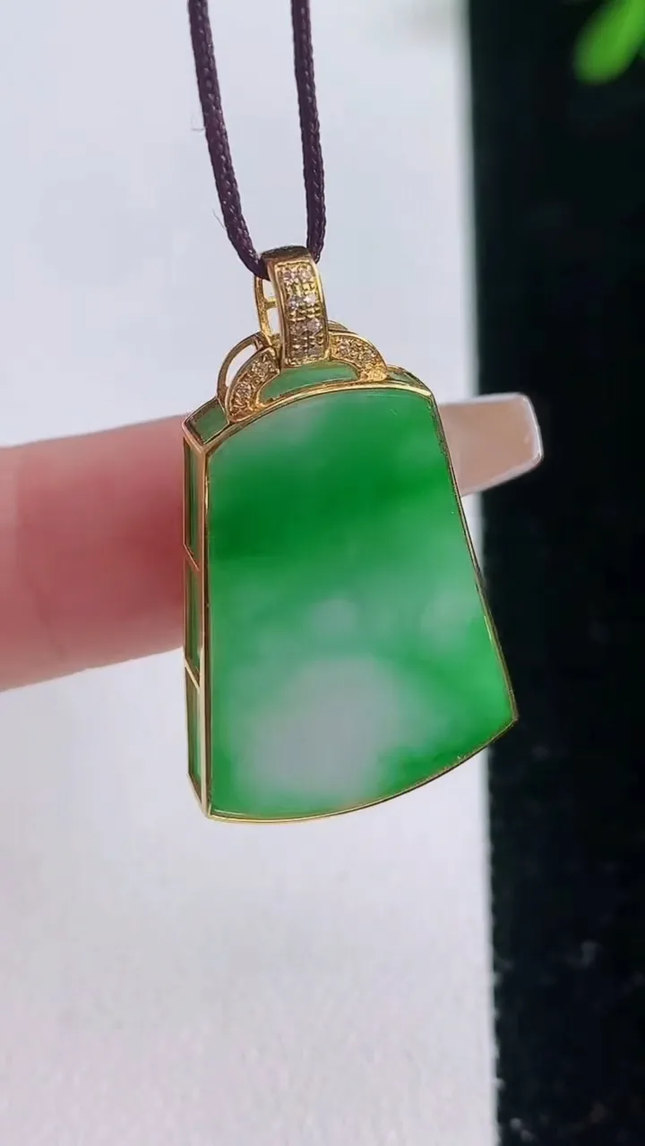 天然A货翡翠无事牌吊坠，尺寸26-18.6-3.8，重量:5.71g
12月21日