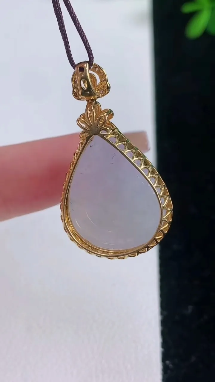 天然A货翡翠18K金紫罗兰水滴吊坠，尺寸32.8-18.7-12.7，裸石21.2-16.7重量:8.24g
12月21日