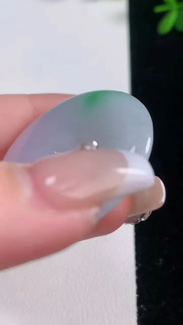 天然A货翡翠平安扣吊坠，尺寸36.6-5.9，重量:17.58g
12月21日