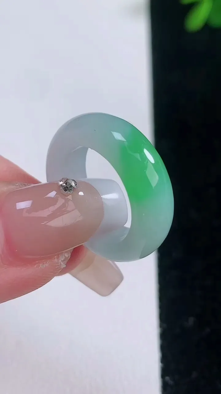 天然A货翡翠指环戒指，尺寸15.2-6-3.3，重量:4.34g2025年12月21日
工厂直销收藏