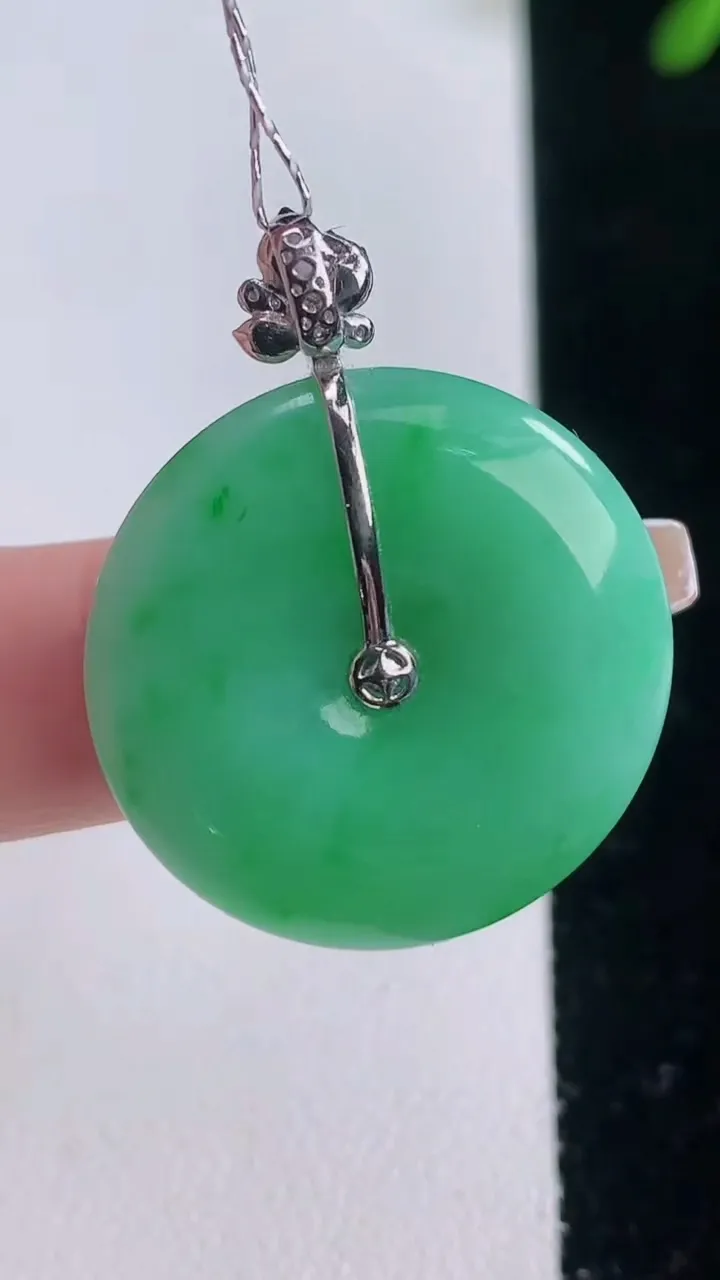 天然A货翡翠平安扣吊坠，尺寸25.7-4.7，重量:8.01g
12月21日