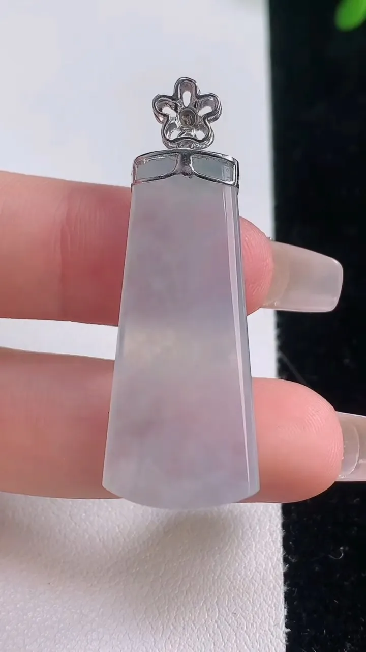 天然A货翡翠种白冰无事牌吊坠，尺寸36.8-15.5-4.2，重量:6.63g
12月21日