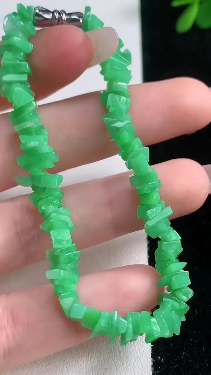 天然A货翡翠原石手串，尺寸5.8-3.5-2.6，重量:10.27g12月21日
工厂直销收藏佳品,种好水足，色泽均匀，有种有色，上手高大气！