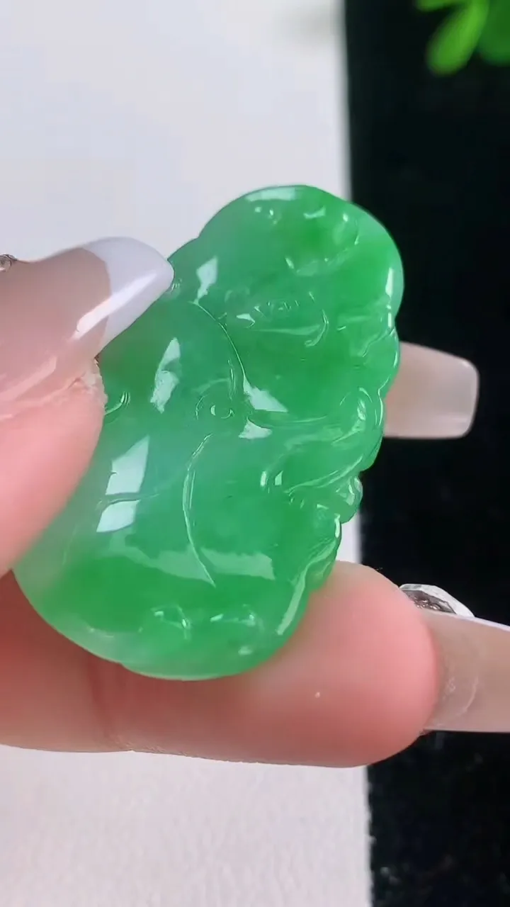 天然A货翡翠年年有余吊坠，尺寸38.5-21-4.4，重量:7.54g
12月21日