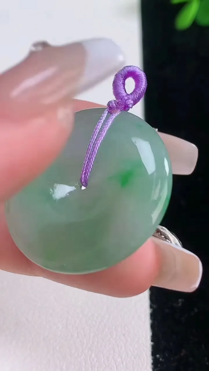 天然A货翡翠平安扣吊坠，尺寸30-5.2，重量:10.29g
12月21日