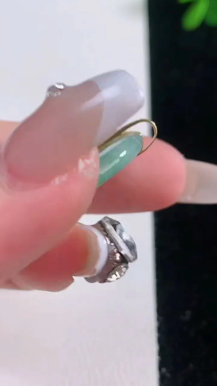 天然A货翡翠平安扣吊坠，尺寸21.5-3.5，重量:3.95g
12月21日