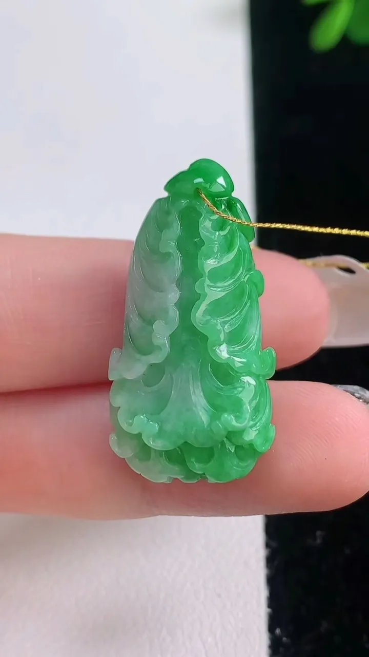 天然A货翡翠白菜吊坠，尺寸31.7-16-10.8，重量:7.77g
12月21日