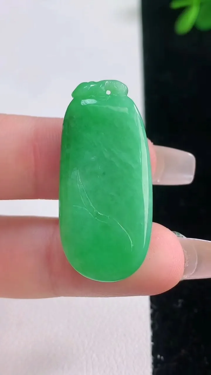 天然A货翡翠福瓜吊坠，尺寸34.6-16-5.6，重量:7.63g
12月21日