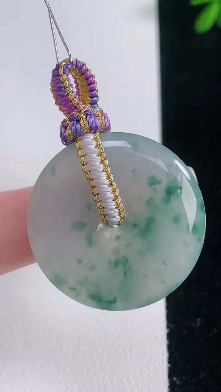 天然A货翡翠冰种飘花平安扣吊坠，尺寸29.5-5.2，重量:10.35g
12月21日