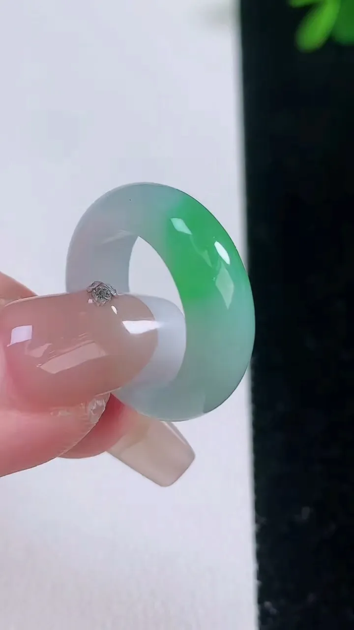 天然A货翡翠指环戒指，尺寸15.2-6-3.3，重量:4.34g2025年12月21日
工厂直销收藏佳品,种好水足，色泽均匀，有种有色，上手高大气！