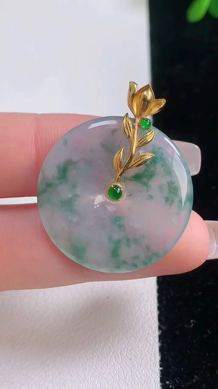 天然A货翡翠种飘花平安扣吊坠，尺寸27.3-3.4，重量:5.89g
12月21日