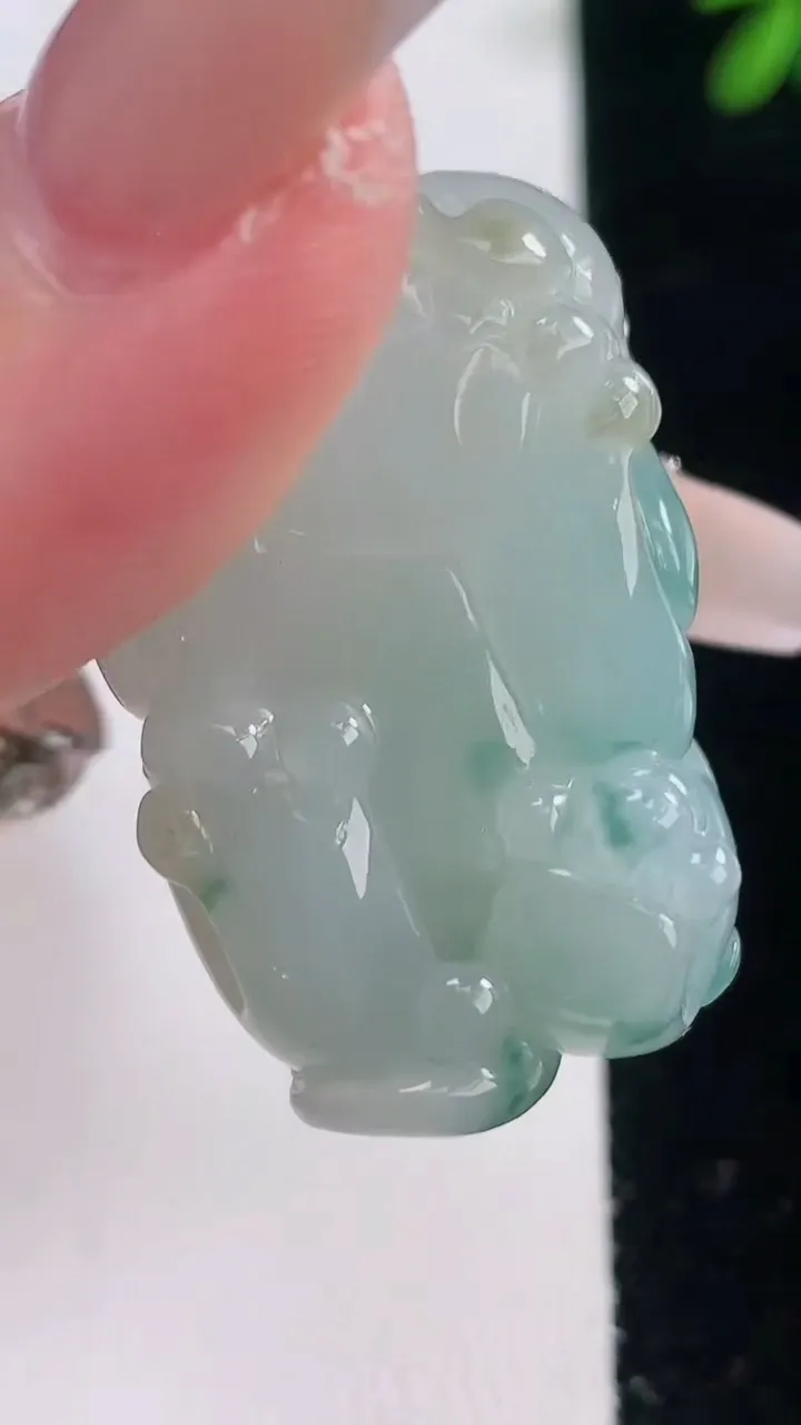 天然A货翡翠冰种飘花貔貅吊坠，尺寸36.2-22.7-19.4，重量:37.74g
12月21日