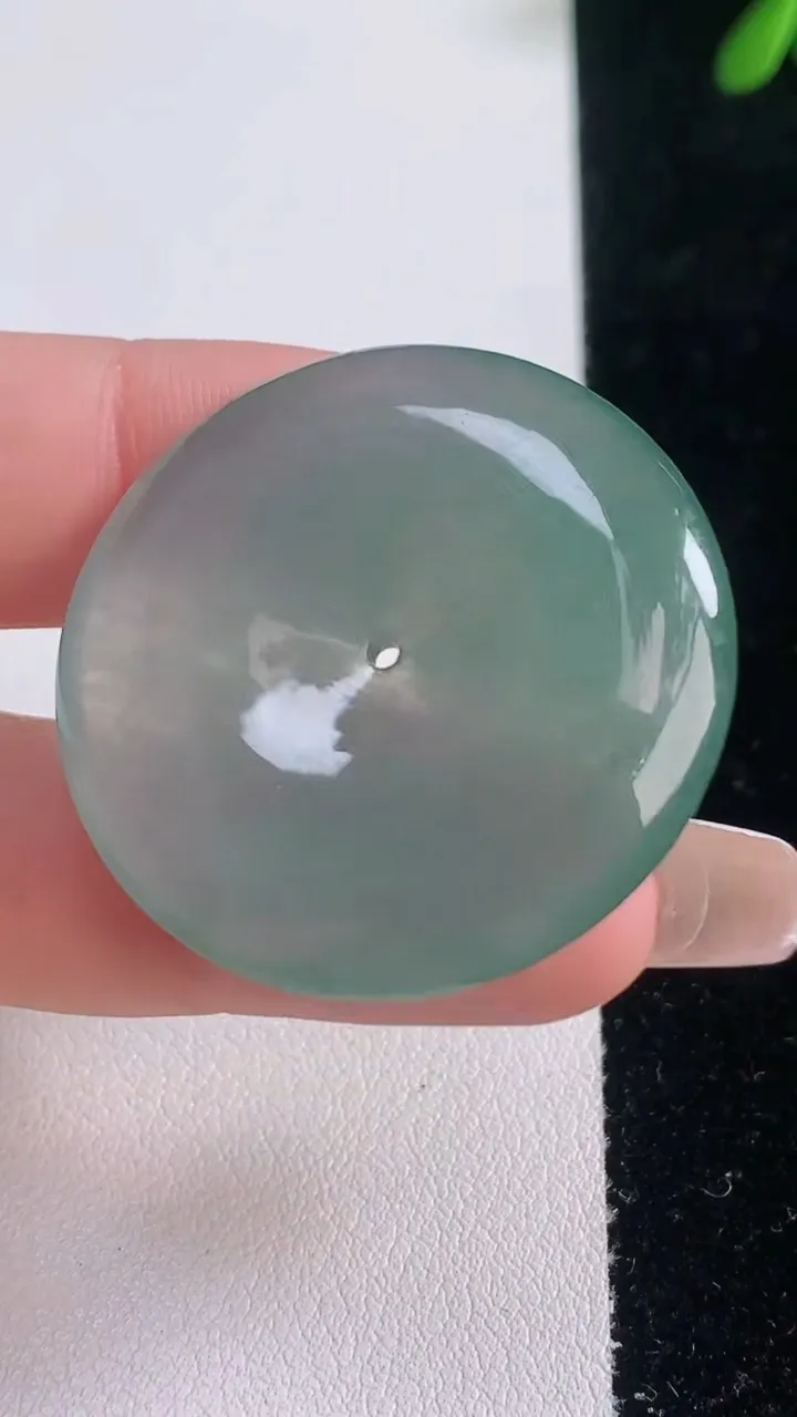 天然A货翡翠平安扣吊坠，尺寸33.8-6，重量:14.69g
12月21日