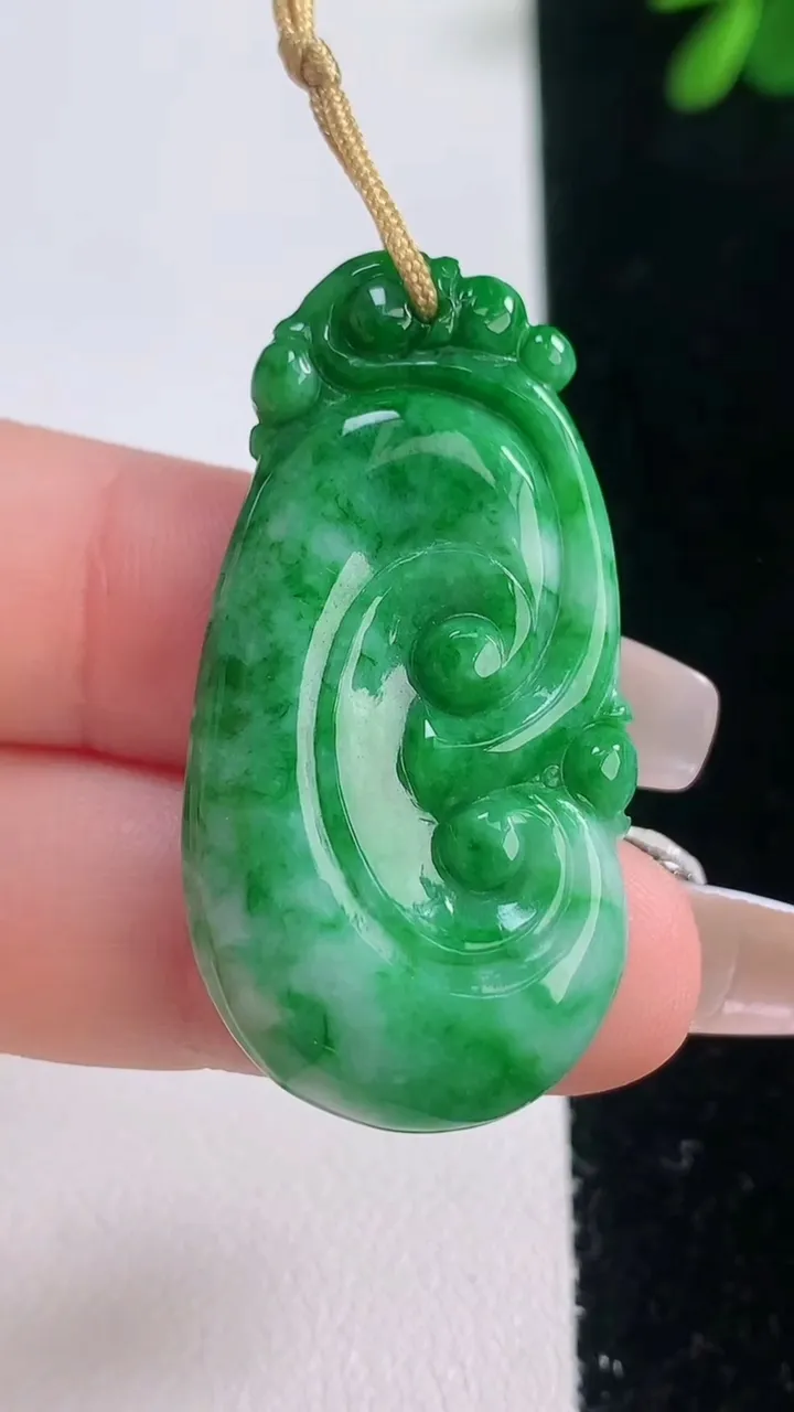 天然A货翡翠如意吊坠，尺寸40-20.5-5.6，重量:8.45g
12月21日