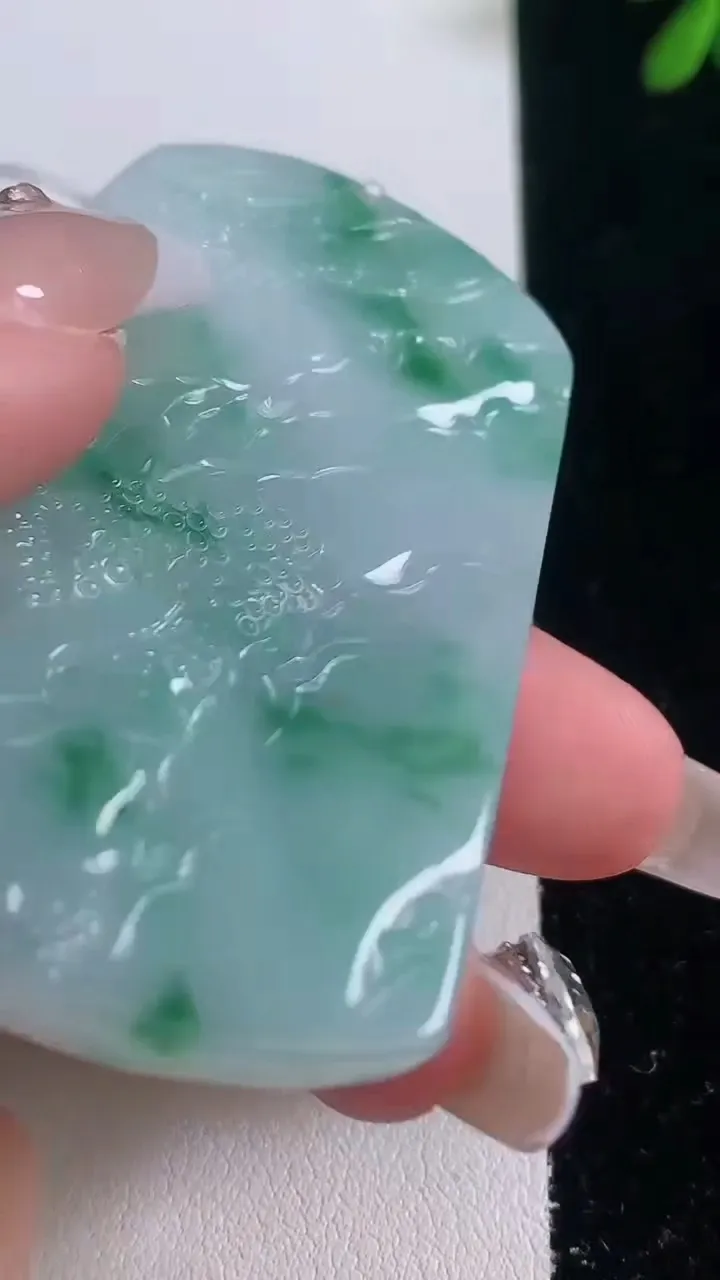 天然A货翡翠牌吊坠，尺寸63-37.7-9.7，重量:49.53g
12月21日