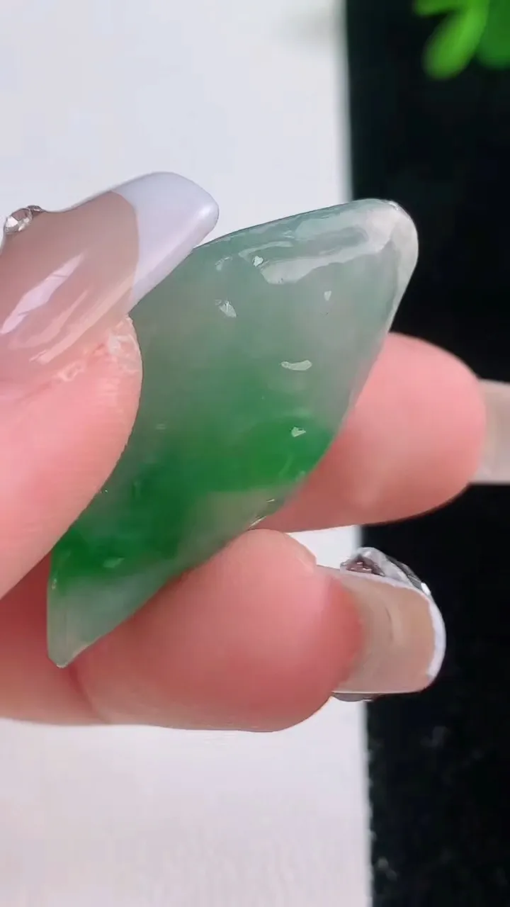 天然A货翡翠原石吊坠，尺寸36.8-19-4.8，重量:5.00g
12月21日