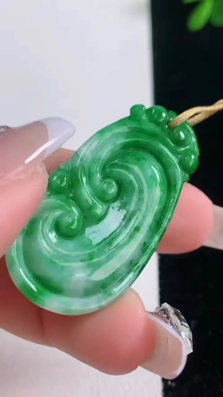 天然A货翡翠如意吊坠，尺寸40-20.5-5.6，重量:8.45g
12月21日