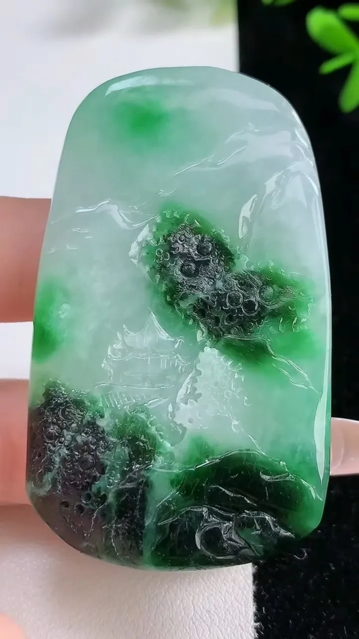 天然A货翡翠山水牌吊坠，尺寸61-35-10，重:55.38g
12月21日