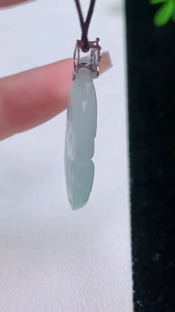 天然A货翡翠如意吊坠，尺寸34.3-22-5.2，重量:8.39g
12月21日