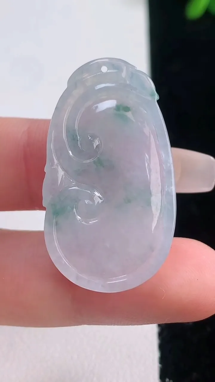 天然A货翡翠冰种飘花如意吊坠，尺寸35.4-19.8-4.8，重量:7.02g
12月21日