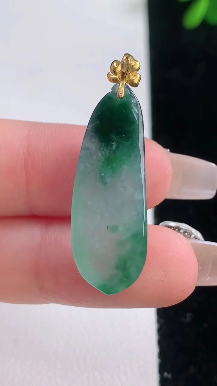 天然A货翡翠18K金飘花福瓜吊坠，尺寸29.2-11-5.8，重量:3.58g
12月21日