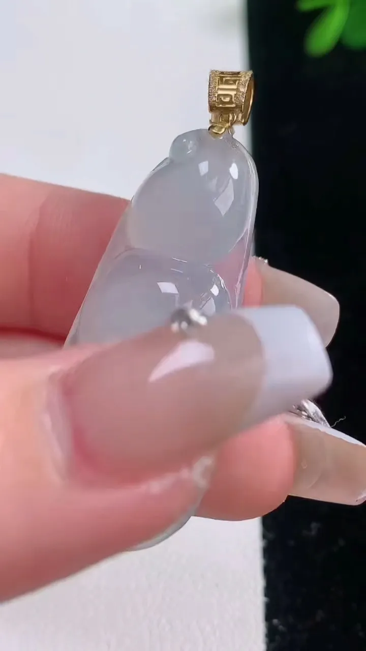 天然A货翡翠种白冰福豆吊坠，尺寸40.5-17.3-7，重量:8.01g
12月21日