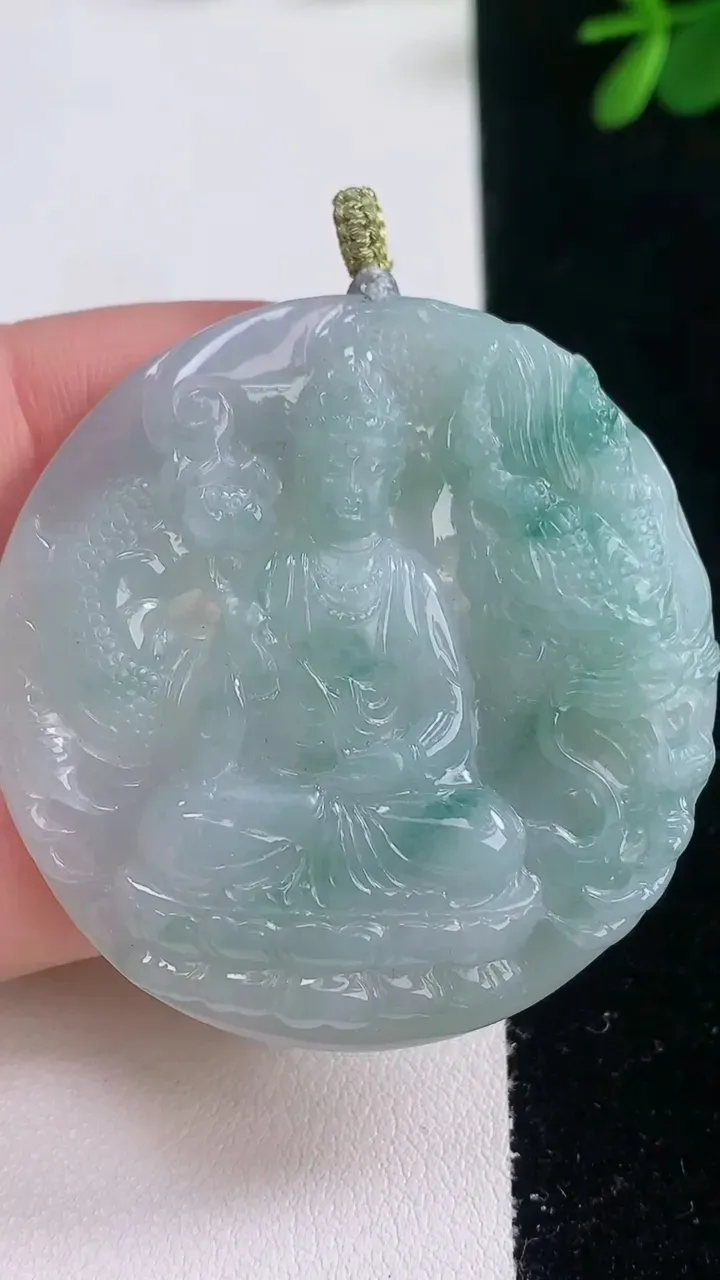 天然A货翡翠飘花祥龙大势至菩萨吊坠，尺寸47.8-46.4-6.7，重量:29.22g
12月21日