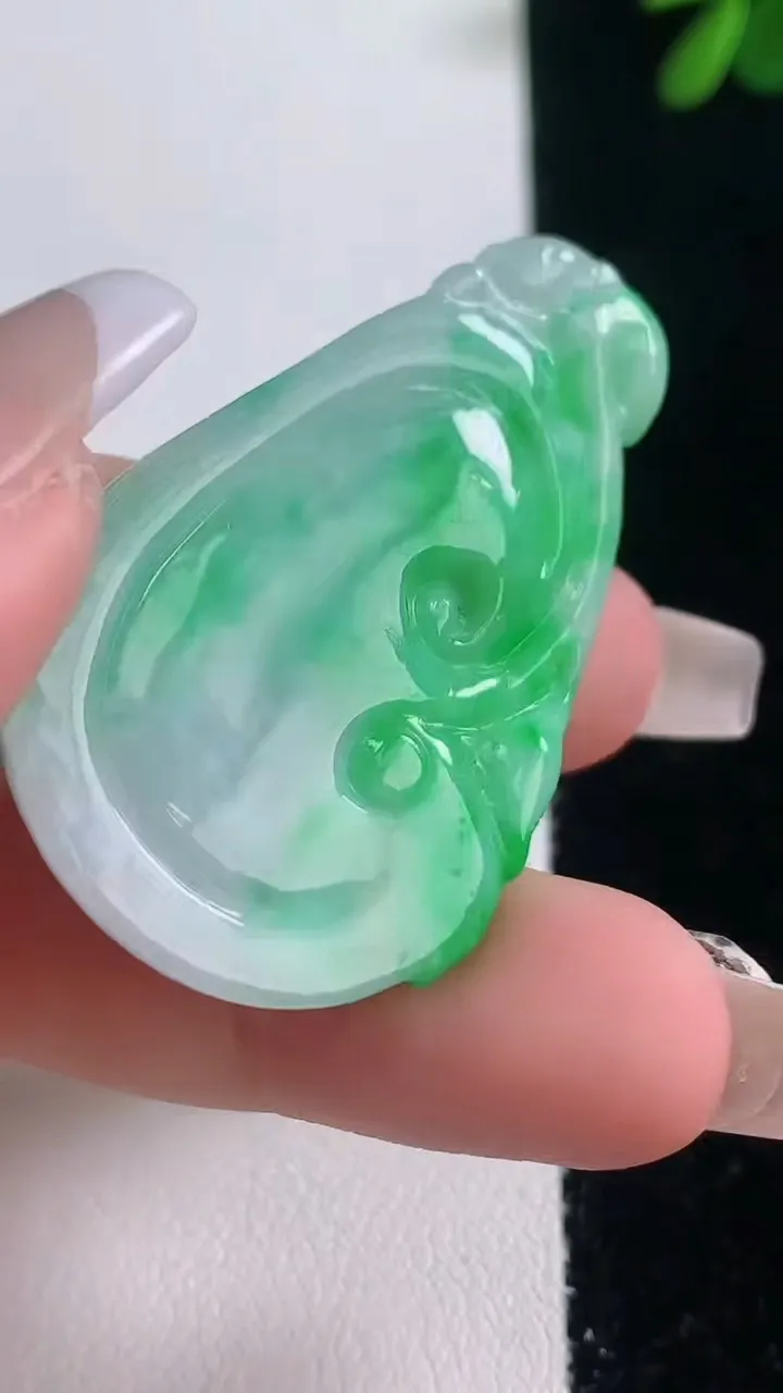 天然A货翡翠如意吊坠，尺寸44.8-27.6-6.4，重量:14.38g
12月21日