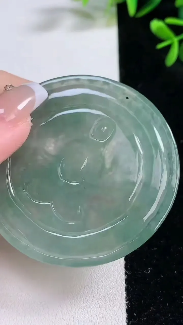 天然A货翡翠千手观音吊坠，尺寸55.1-5.4，重:38.87g
12月21日