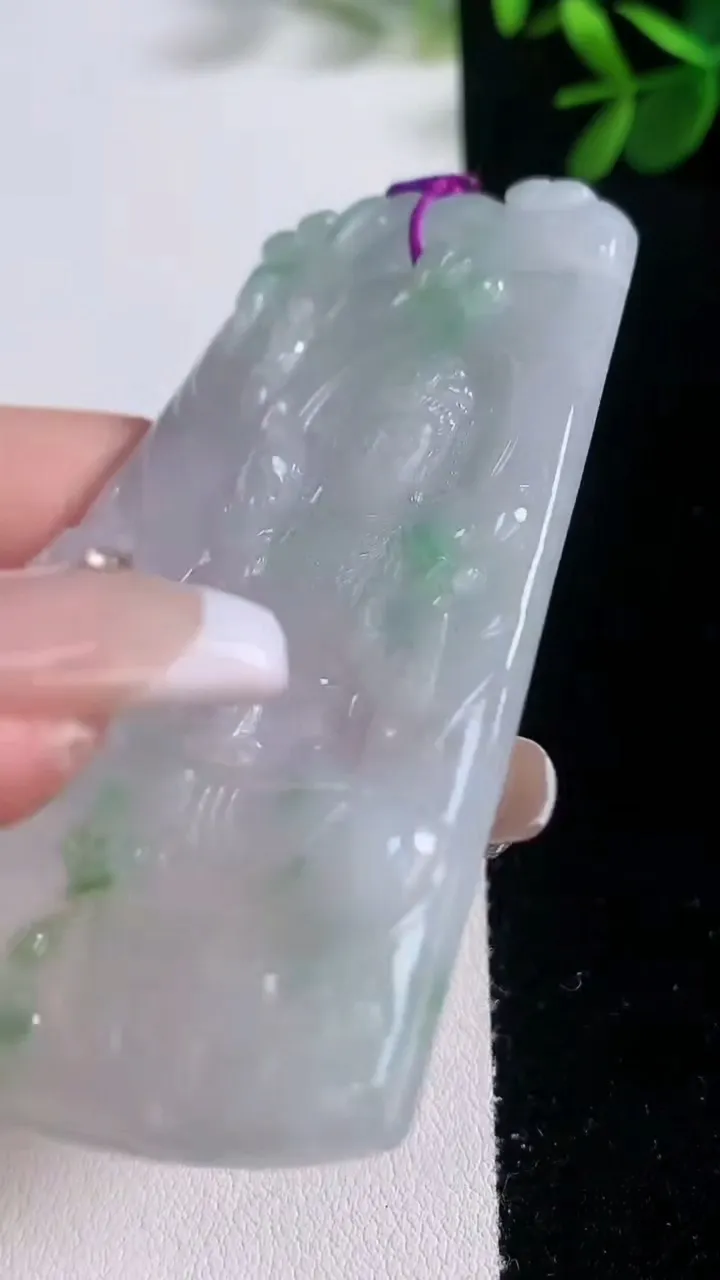 天然A货翡翠虚空藏菩萨吊坠，尺寸79.2-52.3-4.3，重量:41.33g
12月21日