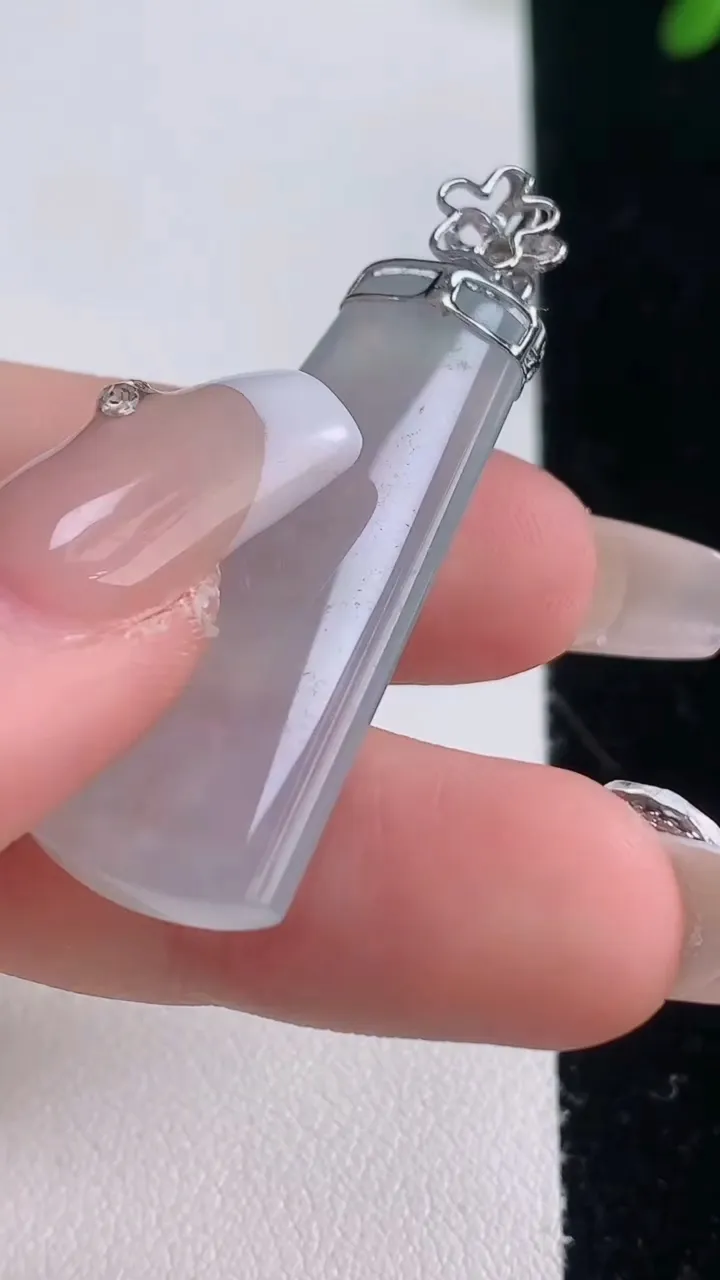 天然A货翡翠种白冰无事牌吊坠，尺寸36.8-15.5-4.2，重量:6.63g
12月21日