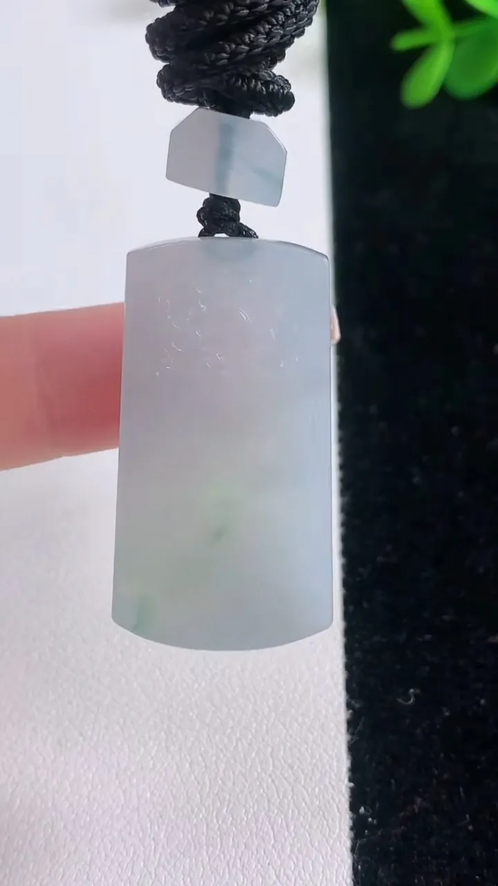 天然A货翡翠飘花仿古无事牌吊坠，尺寸35.7-19-6，重量:16.61g
12月21日