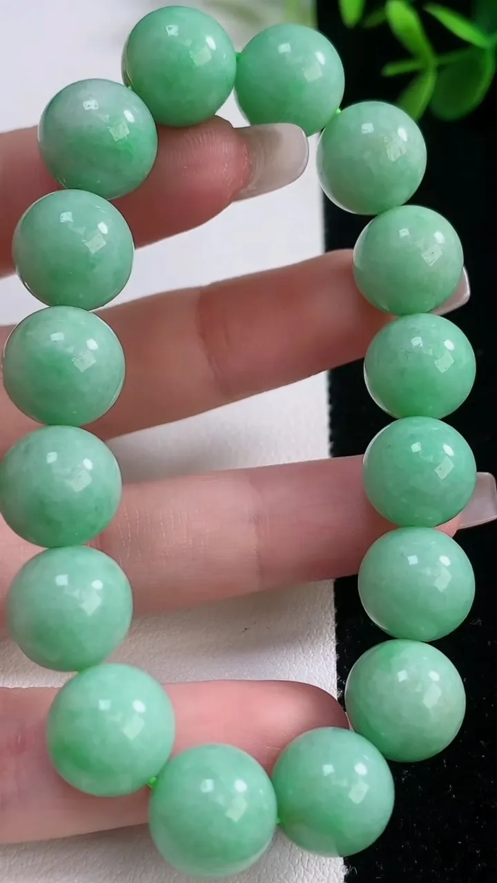 天然A货翡翠圆珠手串，尺寸12-16颗，重量:47.26g12月21日
工厂直销收藏佳品,种好水足，色泽均匀，有种有色，上手高大气！