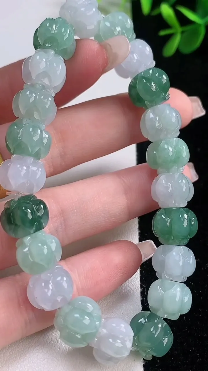 天然A货翡翠莲花手串，尺寸11-9，重量:38.17g12月21日
工厂直销收藏佳品,种好水足，色泽均匀，有种有色，上手高大气！