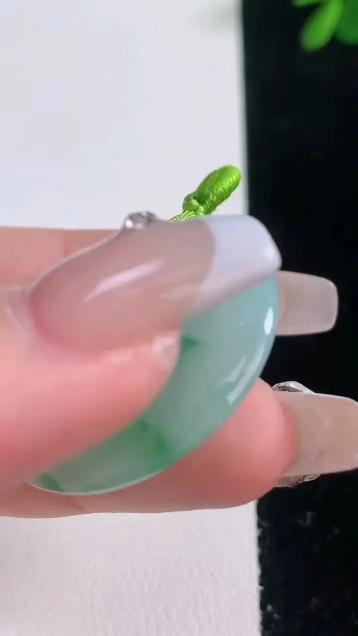 天然A货翡翠平安扣吊坠，尺寸31.8-5.9，重量:12.38g
12月21日