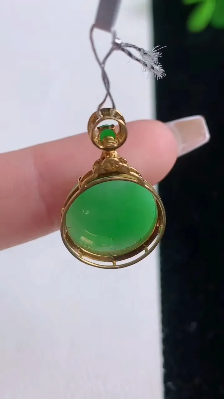 天然A货翡翠蛋面吊坠，尺寸22-14-8.1，裸石12.5重量:2.78g
12月21日