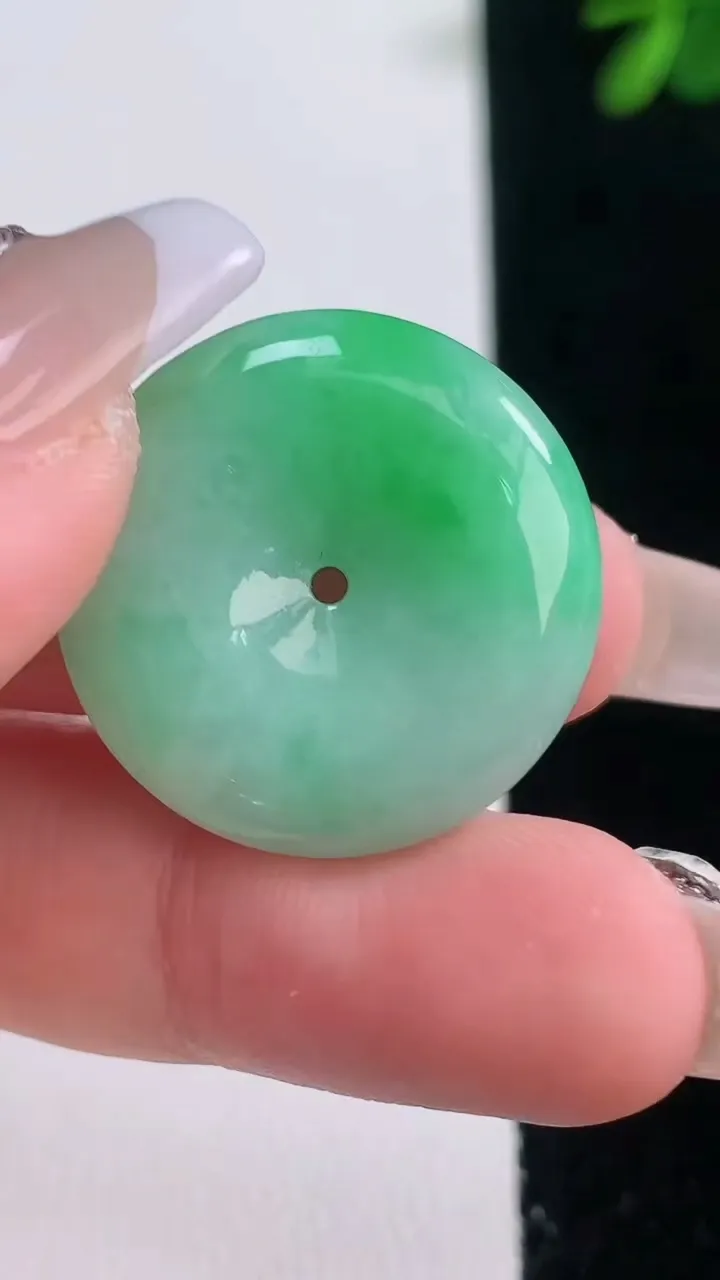 天然A货翡翠平安扣吊坠，尺寸24.5-6，重量:7.70g
12月21日