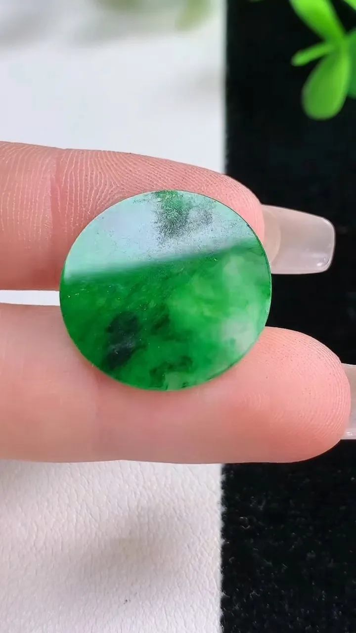 天然A货翡翠无事牌镶嵌件，尺寸21-1，重:1.15g
12月21日