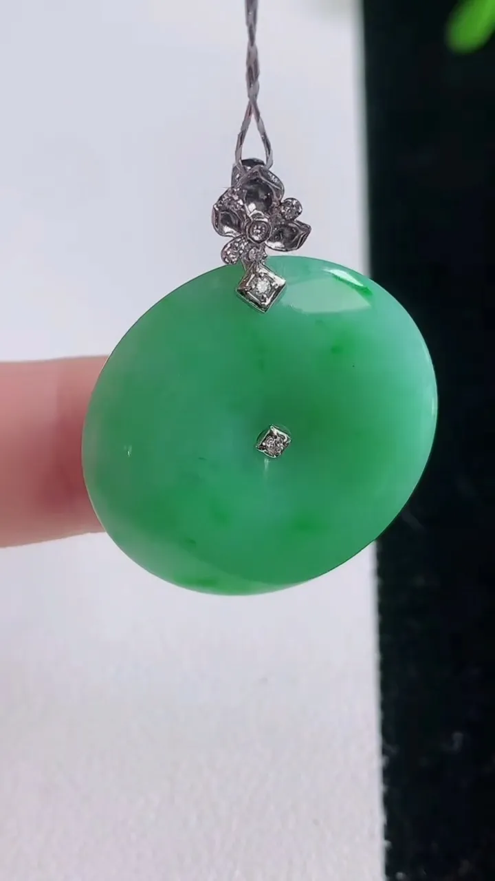 天然A货翡翠平安扣吊坠，尺寸25.7-4.7，重量:8.01g
12月21日